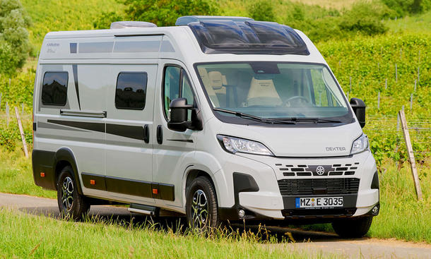 Das Bild zeigt den Karmann Dexter 635 (2025) statisch von schräg vorne rechts fotografiert.