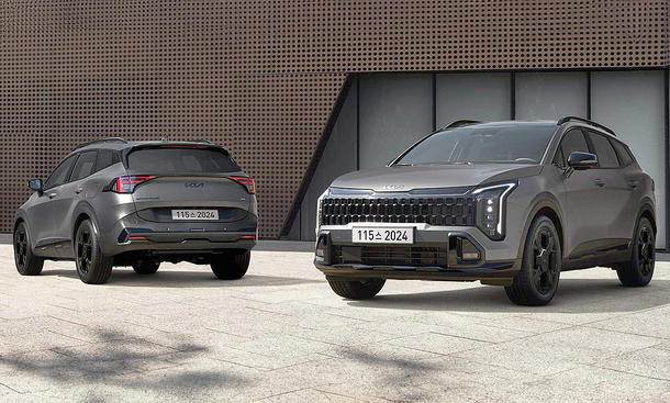 Zwei nebeneinander stehende Kia Sportage Facelift-Modelle.