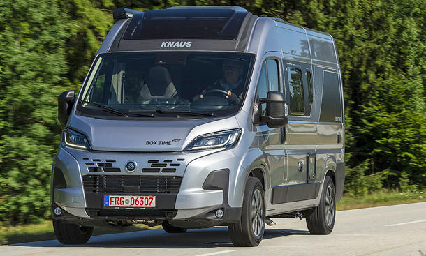 Die Außenaufnahme zeigt den Knaus Boxtime 540 (2025) fahrend von schräg vorne links.