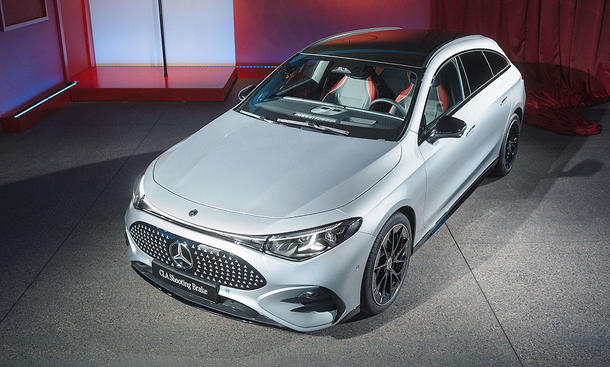 Der Mercedes CLA Shooting Brake EQ (2025) steht in Studioumgebung, obersichtig von vorne fotografiert.