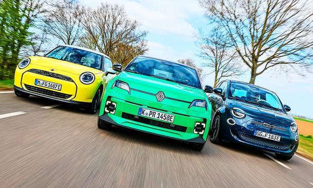 Gruppenbild mit Blick von vorne auf die fahrenden E-Kleinwagen Mini Cooper E, Renault 5 & Fiat 500 Elektro.