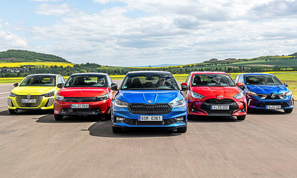 Gruppenbild der fünf Kleinwagen Peugeot 208, Opel Corsa, Skoda Fabia, Toyota Yaris und Mitsubishi Colt, die Frontal und in Formation auf die Kamera zufahren.