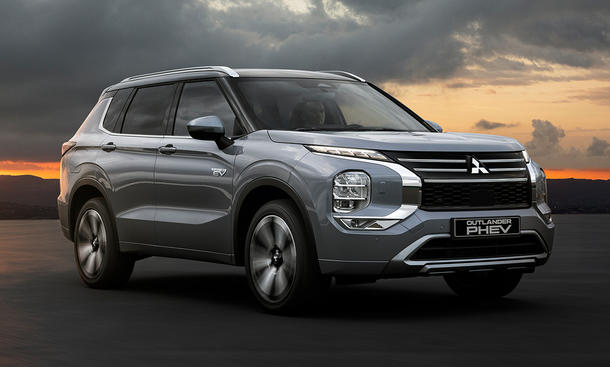 Der Mitsubishi Outlander (2025) fahrend schräg vorne.