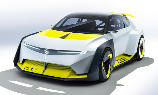 Die Studie Opel Corsa GSE Vision Gran Turismo (2025) steht in Studioumgebung, von vorne links fotografiert.
