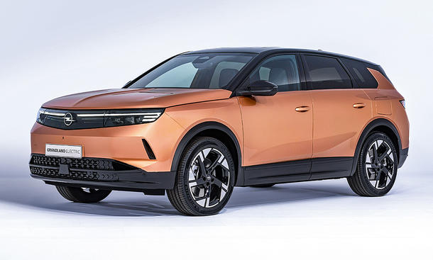 Blick von schräg vorne auf den Opel Grandland (2025).