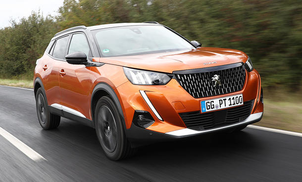 Der Peugeot 2008 (2019) fährt eine Straße entlang, von vorne rechts fotografiert.