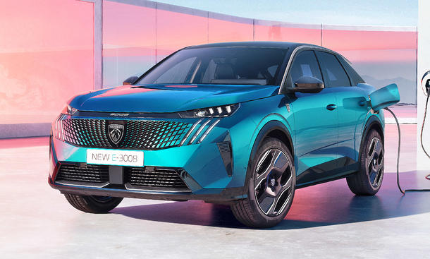 Peugeot E-3008 stehend von der Seite, mit Ladekabel am Fahrzeug.