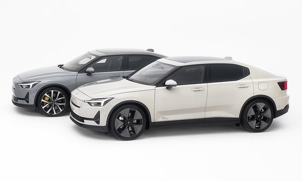 Zwei Polestar 2 Facelift (2023) stehen nebeneinander vor weißem Hintergrund, von vorne links fotografiert.