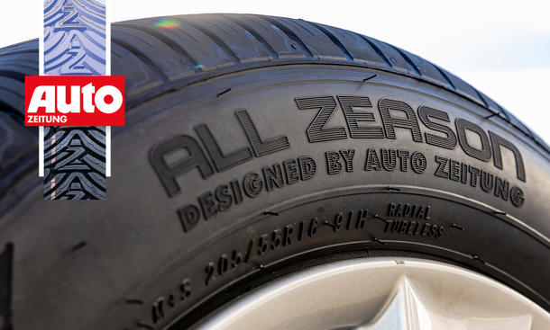 Eine Detailaufnahme zeigt einen "All Zeason - Designed by AUTO ZEITUG"-Schriftzug auf einer Reifenflanke.