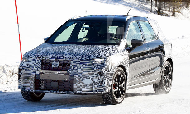 Das Seat Arona Facelift (2025) fährt als Erlkönig durch eine verschneite Gegend, von vorne fotografiert.