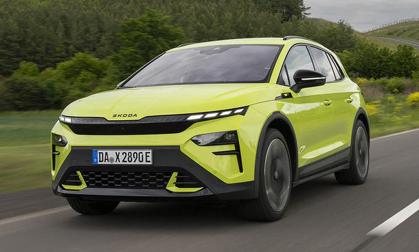 Der Skoda Elroq RS (2025) fährt eine Straße entlang, von vorne links fotografiert.