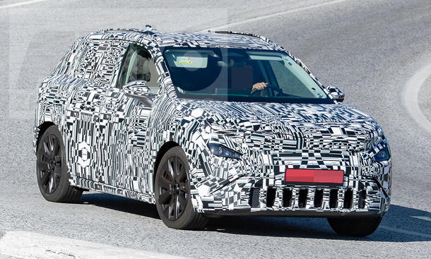 Der Skoda Epiq (2026) fährt als Erlkönig durch eine Linkskurve, von vorne rechts fotografiert.