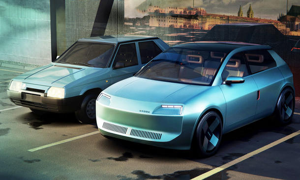 Urmodell des Skoda Favorit und 3d-Modell der Studie eines E-Crossovers, fotografiert von schräg vorn.