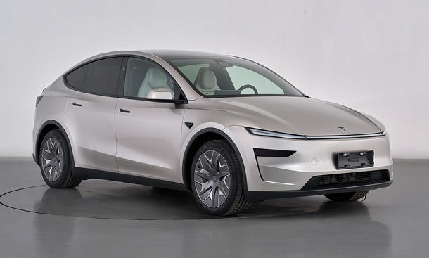 Das Tesla Model Y L (2025) steht in Studioumgebung, von vorne rechts fotografiert.