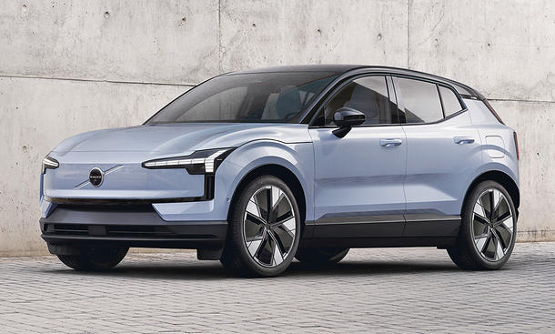 Der Volvo EX30 (2024), statisch von vorne links fotografiert.