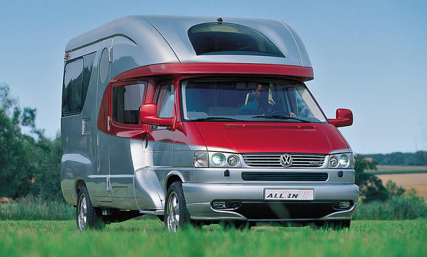 VW All-in-One (2001) fährt auf einer Landstraße, Ansicht von vorne rechts.