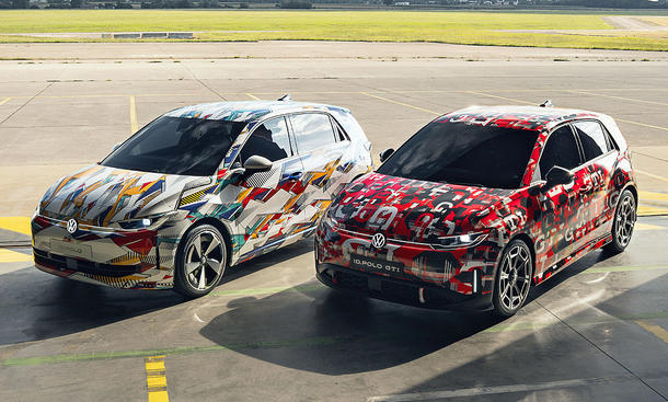 VW ID. Polo und VW ID. Polo GTI (2026) stehen nebeneinander an einem Flugplatz, von vorne links fotografiert.