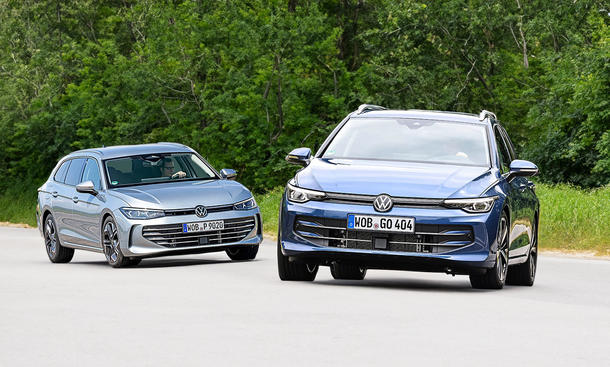 Blick von schräg vorne auf die fahrenden Kombis VW Passat und VW Golf Variant.
