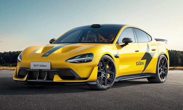 Die Xiaomi SU7 Ultra Nürburgring Limited Edition (2025) steht auf einer Rennstrecke, von vorne links fotografiert.