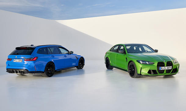 BMW M3 Facelift (2024), links der BMW M3 Touring in blau, rechts die BMW M3 Limousine in grün, beide stehend
