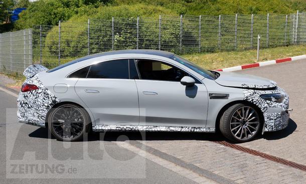 Der Mercedes-AMG CLA EQ (2025) biegt als Erlkönig in eine Einfahrt ein, von rechts fotografiert.