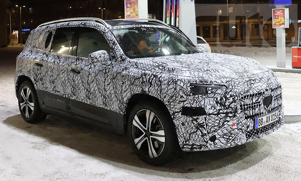Mercedes GLB (2026) steht als Erlkönig an einer Zapfsäule in Schweden, von vorne rechts.