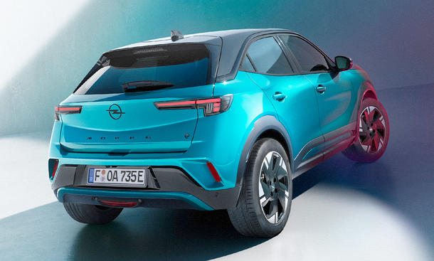 Der Opel Mokka Facelift (2025) von hinten rechts in einer Studioumgebung fotografiert.