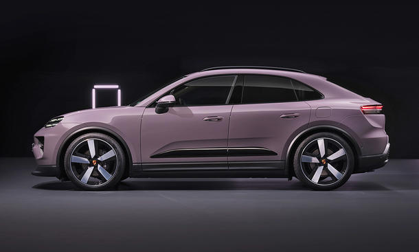 Der Porsche Macan (2024) steht in Studioumgebung, von links fotografiert.