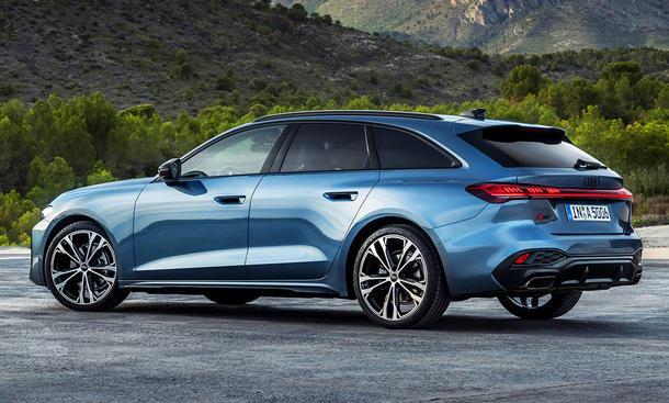 Der Audi A5 Avant (2024) statisch von schräg hinten.