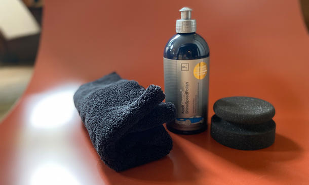 Draufsicht auf ShineSpeedPolish von Koch-Chemie, mit Schwamm und Tuch.