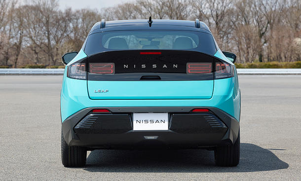 Der Nissan Leaf (2025) steht auf einem Parkplatz, von hinten fotografiert.