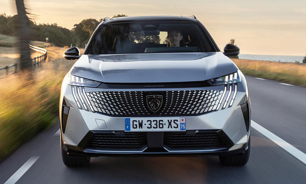 Peugeot E-5008 (2024) auf der Straße fahrend, Ansicht von vorne.