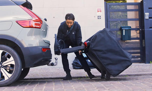 Eine Person steckt die Kupplung des Thule Outset (2024) auf den Haken des Zugfahrzeugs.