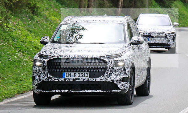 Der Audi Q7 (2025) fährt als Erlkönig auf einer Landstraße. 