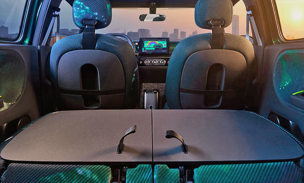 Innenraum des Renault Twingo E-Tech Electric (2026), Ansicht durch den Kofferraum nach Vorne. Die Rückenlehnen der Rückbank sind umgeklappt.