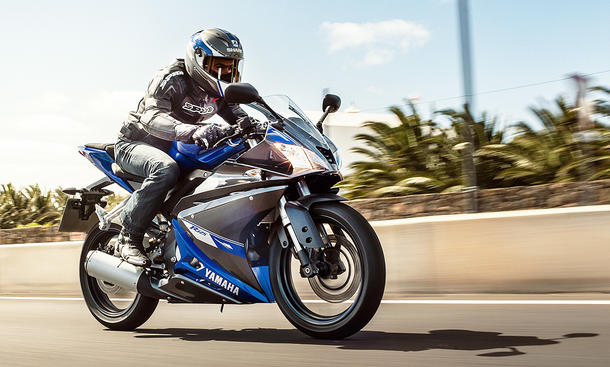 Person fährt mit Yamaha YZF-R125 auf der Straße