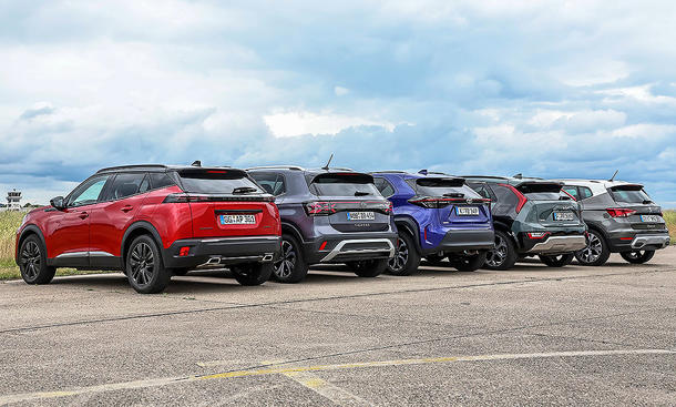 Blik von schräg hinten auf die City-SUV Peugeot 2008, VW T-Cross, Toyota Yaris Cross, Kia Niro und Seat Arona.