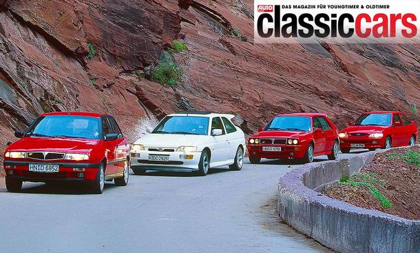 Lancia Delta HF turbo/Ford Escort RS Cosworth/Lancia Delta Integrale/Ford Escort RS 2000 fahrend von schräg vorne fotografiert.