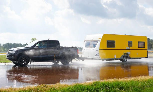 Ein Messanhänger beim ADAC-Anhängerreifen-Test an der Anhängerkupplung eines Testfahrzeugs.