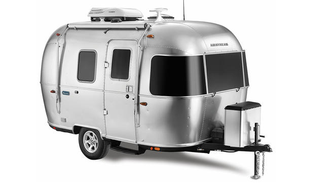 Die Studioaufnahme zeigt den Airstream Bambi 16 (2025) von vorne und schräg seitlich.