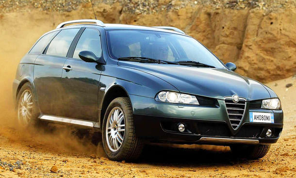 Alfa Romeo 156 Crosswagon Q4 -Alfa Romeo Alfa Romeo 156 Crosswagon Q4가 전면에서 움직입니다.