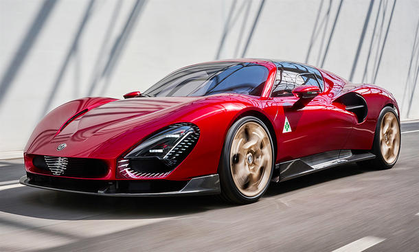 Der Alfa Romeo Stradale 33 (2023) fahrend von schräg vorne.