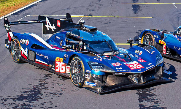 Die Alpine A424 (2025) stehend von schräg vorne.
