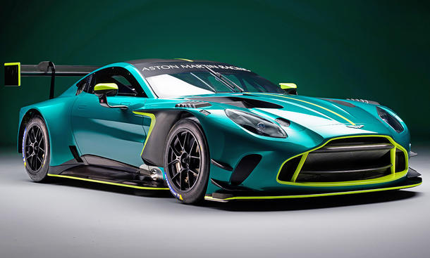 Der Aston Martin Vantage GT3 Evo stehend von vorne.