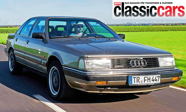 Der Audi 200 20V Turbo Quattro fahrend von schräg vorne.