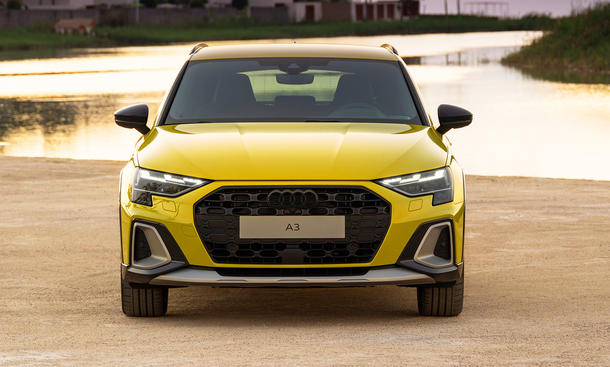 Der Audi A3 Allstreet (2024) von vorne fotografiert.