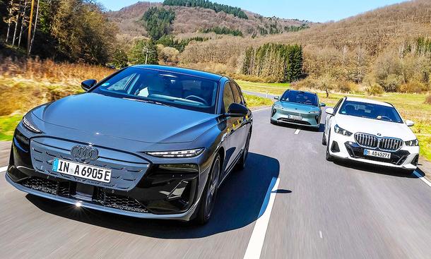 Der Audi A6 Avant e-tron performance/BMW i5 xDrive40 Touring/Nio ET5 Touring Long Range fahrend von schräg vorne fotografiert. 