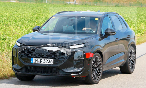 Blick von schräg vorne auf den fahrenden Audi Q3 (2025).