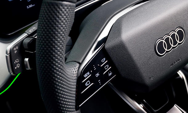 Eine Nahaufnahme des Bediensatteliten hinter dem Lenkrad des Audi Q3.