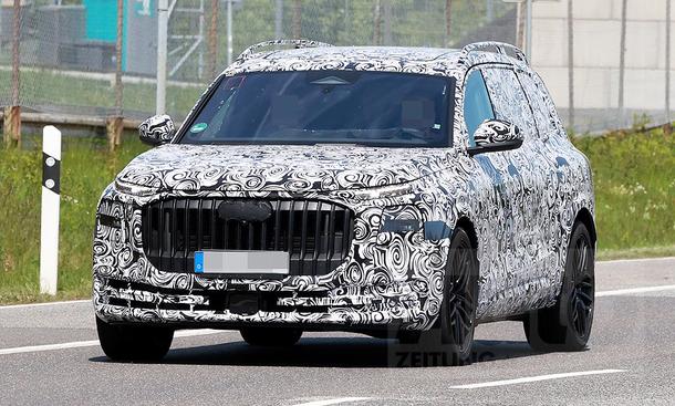 Der Audi Q9 (2026) als Erlkönig fahrend von schräg vorne fotografiert.